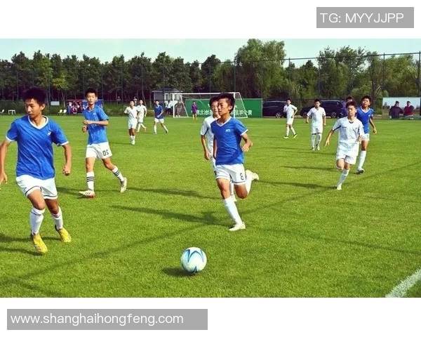 寒假期间足球热潮涌动青少年积极参与展现运动精神与团队合作